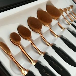 Oval shaped makeup brushes set